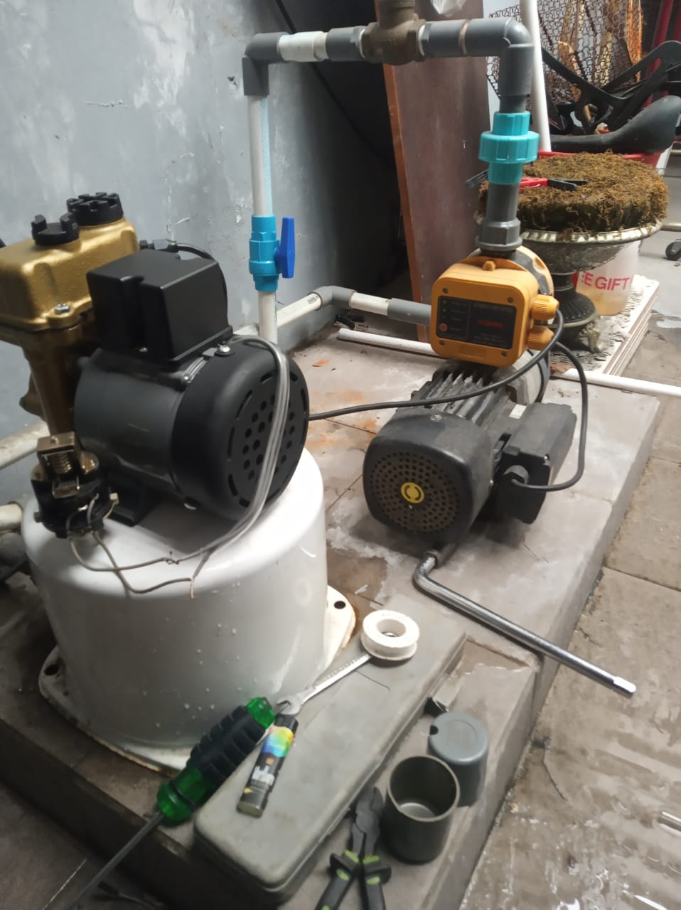 Pasang pompa air baru submersible dan jet pump